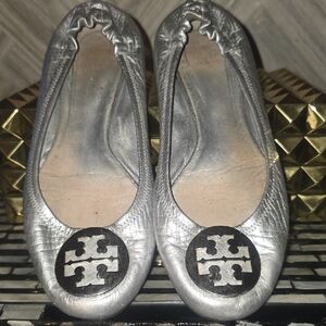 Tory Burch Reva Ballet Flats – Metallic Silver Leather